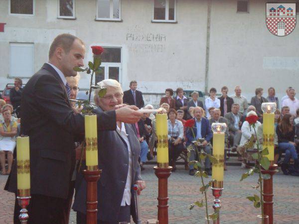 : Jadwiga Bojanek odpaliła świece w intencji ofiar trzeciego roku wojny.